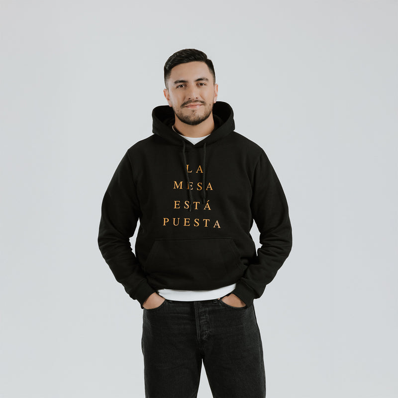 Buzo con Capota The Chosen - La Mesa Está Puesta Negro