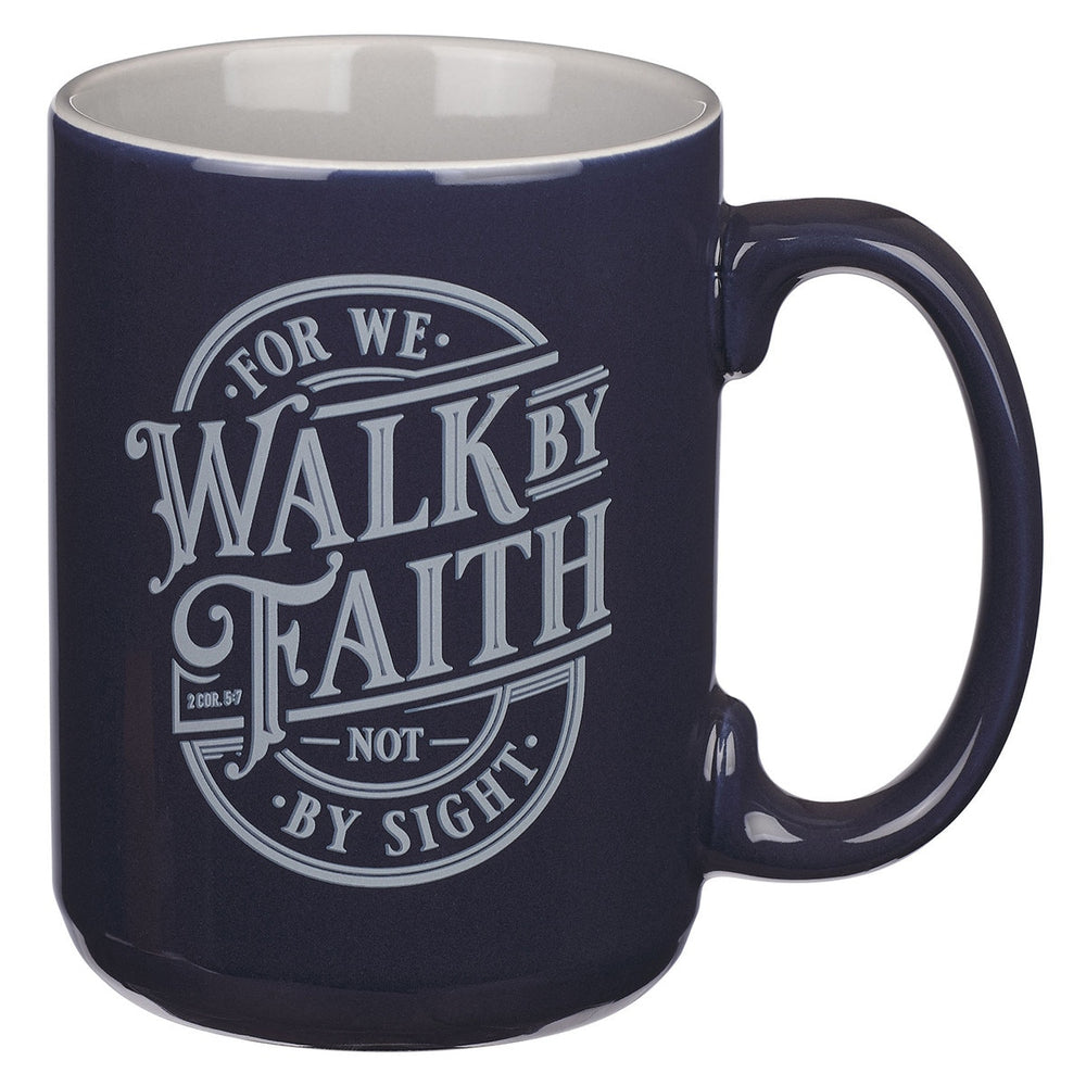 Mug de cerámica azul marino "Walk by faith"